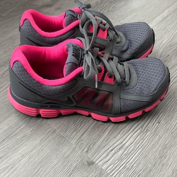 Nike Women's Dual Fusion ST2 Sneakers, Gray/Hot Pink Size 7 - Picture 7 of 16